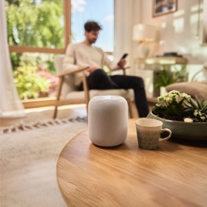 Gardena Smart Water Control öntözőkomputer az asztalon a nappaliban