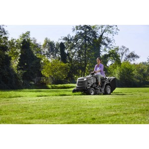 Alpina AT4 84 HA fűnyíró traktor fűnyírás közben egy zöld gyepen.