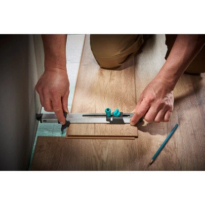 A wolfcraft laminált és design padlóhoz való illesztőkészletének használata a fal méréséhez.