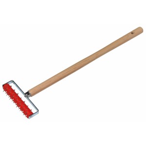 LUX Tapétalyukasztó henger 15 cm, piros tüskés hengerrel és fa nyéllel a tapéta perforálásához.
