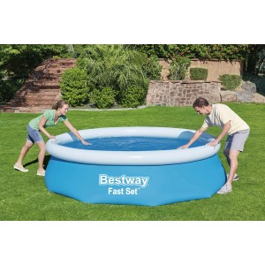 Kék Bestway Fast Set medence két emberrel a kertben.