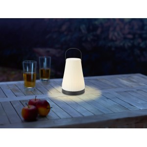 Sepino LED akkus asztali lámpa, fekete-fehér, Ø 13 cm, fogantyúval, beltéri és kültéri használatra.