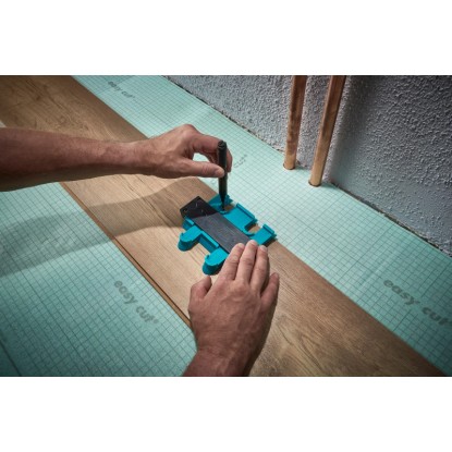 Wolfcraft illesztőkészlet laminált és design padlóhoz használat közben: Laminált deszka jelölése tollal.