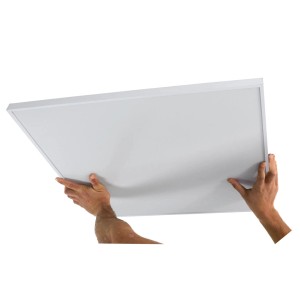 Mennyezeti szerelőkészlet Infrae Smart/Frame/Design fűtőpanelhez kézben tartva, fehér szín.