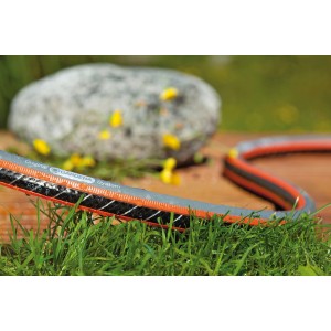 Rugalmas Gardena kerti tömlő (19 mm) a füvön, méterre eladó.