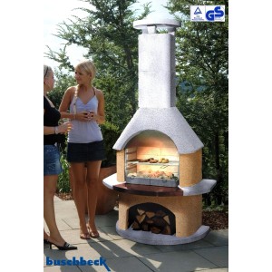 Buschbeck San Remo kerti grillsütő fehér-terrakotta színben, grillráccsal és tűzifával a tűztérben.