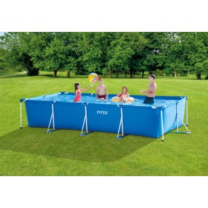Kék Intex Frame Pool Family 450x220x84 cm medencészett család a kertben.