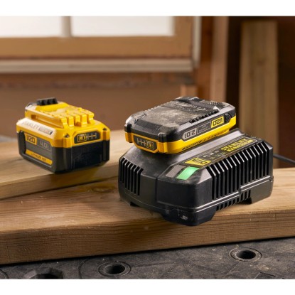 Stanley Fatmax V20 gyorstöltő akkumulátorral fa felületen.
