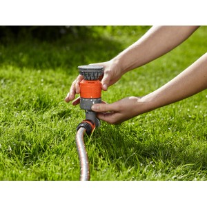 Gardena Comfort Vario köröntöző tüskével csatlakoztatva egy kerti tömlőhöz.