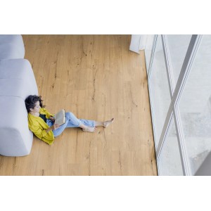 Kaindl Masterfloor Life Laminált 8,5 mm Vízálló Bradford Tölgy, nappaliban lerakva, személlyel.