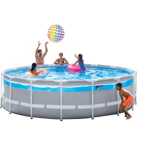Intex Premium Frame Pool Set Prism Clearview családdal és kiegészítőkkel a kertben.