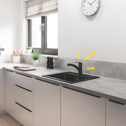 Fekete Grohe QuickFix Start konyhai csaptelep mosogatótálcán egy modern konyhában.