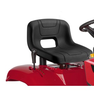 Közelkép egy piros fűnyíró traktor üléséről.