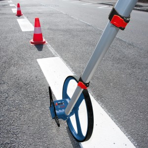 Bosch Professional GWM 32 mérőkerék aszfalton, egy sávjelző vonal mérése közben.
