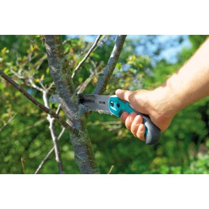 Gardena 300 P kerti fűrész ág vágás közben. Kék-szürke nyelű kézi fűrész.