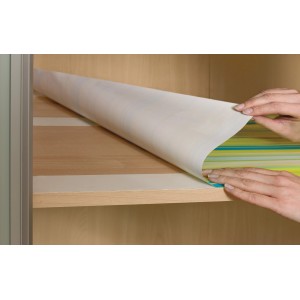 Tesa kétoldalas ragasztószalag (10 m x 50 mm) felhelyezése egy polcra.
