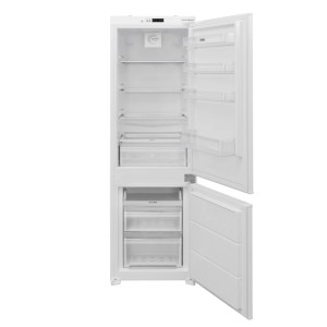 Nyitott, fehér t.b.t. kombinált hűtőszekrény polcokkal és fiókokkal.