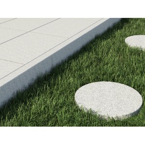 Szürke Sino természetes kő teraszlap (60x40x3 cm) kertben gyepvel és kerek lépőkövekkel.