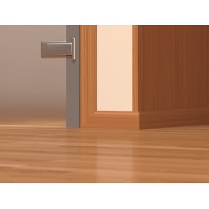 Fehér műanyag szögprofil (30x30 mm) padlóburkolatként egy faajtón.