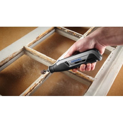 Dremel Lite 7760-15 miniatűr szerszám használat közben egy ablakkeret csiszolásához.