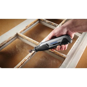 Dremel Lite 7760-15 mini szerszám használat közben, ablakkeret csiszolása.