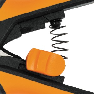 Közelkép: Fiskars Microtip SP130 kerti olló rugóval és narancssárga csúszkával.