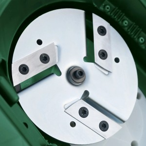 A Bosch UniversalShredder 2x18V-25 Solo akkus aprító késrendszerének közeli képe.