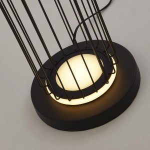 Modern LED állólámpa fekete fémvázzal és meleg fehér fénnyel.