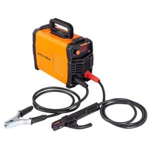 Narancssárga t.b.t. inverteres hegesztőgép tartozékokkal, mint például elektródafogó és testcsipesz.