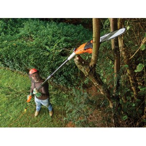 Black+Decker PS7525 elektromos magas ágvágó használat közben ágak vágásához.