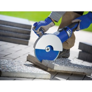LUX 230 mm-es gyémánt vágókorong használat közben, kőlapok vágásához sarokcsiszolóval.