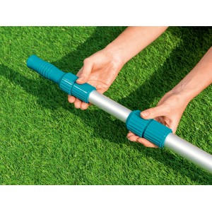 Bestway teleszkópos medence rúd (104-457cm) kézben, medencék tisztításához.