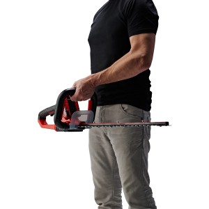 Einhell Power X-Change Arcurra 18/55 akkus sövényvágó használat közben, piros/fekete, precíz sövénynyíráshoz.