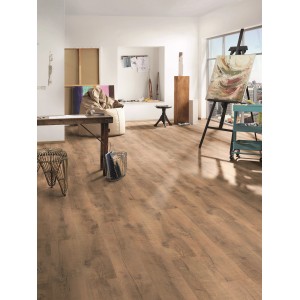 Kaindl Excellent 7 mm-es Goldeiche laminált padló lerakva egy szobában. Modern tölgy hatású laminált padló V-horonnyal.