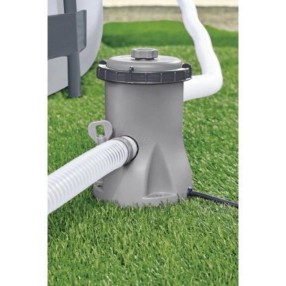 Bestway Flowclear szűrőbetétes szivattyú (1249 l/h) tömlővel a gyepen.