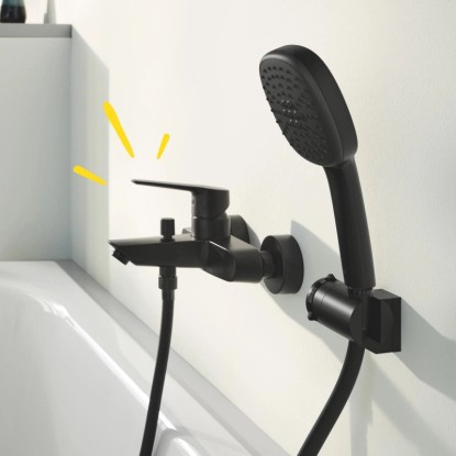 Grohe QuickFix Start kádtöltő csaptelep, fekete, kézi zuhannyal a kádon.
