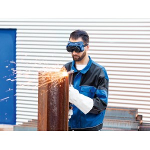 Férfi LUX-TOOLS hegesztő védőszemüveg 5-ös fokozatban fémet vág. Szikrák. Szemvédelem.