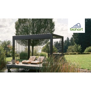 Biohort pergola állítható magasságú, fehér alaplemezzel, fa teraszon, vízparton.