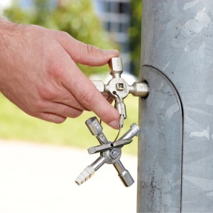 Knipex TwinKey fogó (95 mm) használat közben egy vezérlőszekrényen. Multifunkcionális kulcs a szokásos zárrendszerekhez.