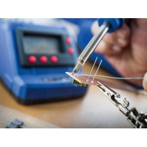 LUX-TOOLS LST-60 forrasztóállomás áramköri lap forrasztásakor. Ideális elektronikai és modellkészítési munkákhoz.