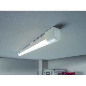 Fehér LED fénycsík (60 cm) a mennyezetre szerelve. Komplett készlet 10 W-os teljesítménnyel a világos megvilágításhoz.