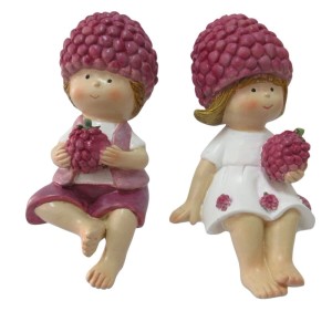 Boltze Kantenhocker Rubus, 2-féle válogatásban: Dekorációs gyanta figurák, gyerekek málnával, lila/fehér.
