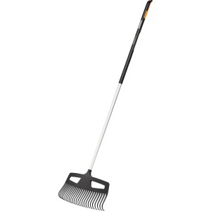 Fiskars Xact L lombseprű széles fejjel és alumínium nyéllel kerti munkákhoz.