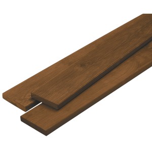 Teak hatású, nyomás alatt impregnált puhafa teraszburkoló deszkák, barázdált felülettel.
