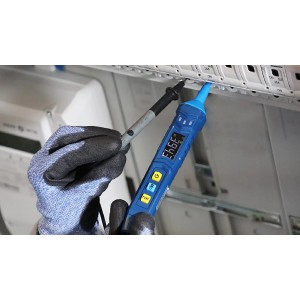 Pancontrol Multistift toll multiméter mérés közben a biztosítékdobozon.