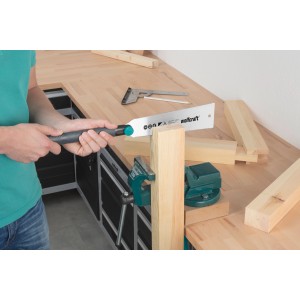 Wolfcraft japán fűrész (240 mm) használat közben: A fa be van fogva és fűrészelve.