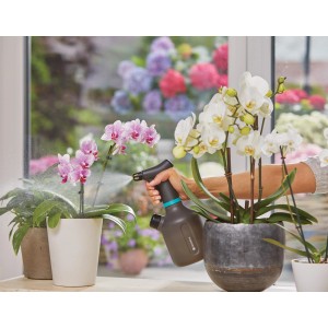 Gardena EasyPump 1 l-es permetező használat közben, orchideák öntözéséhez.