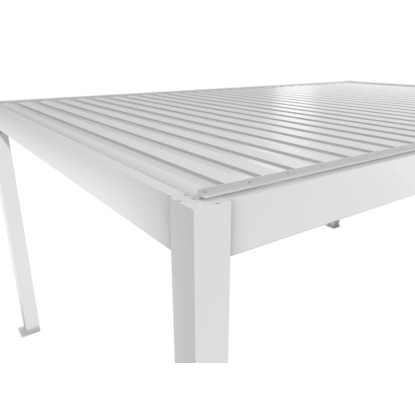 A fehér Biohort pergola (5,5 x 3,5 m) részlete lamellás tetővel.