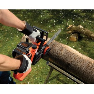Black+Decker GKC3630LB akkus láncfűrész használat közben, fa vágás.