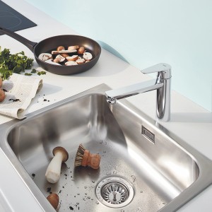 Grohe QuickFix Start Edge króm mosogató csaptelep rozsdamentes mosogatótálban gombával és serpenyővel.